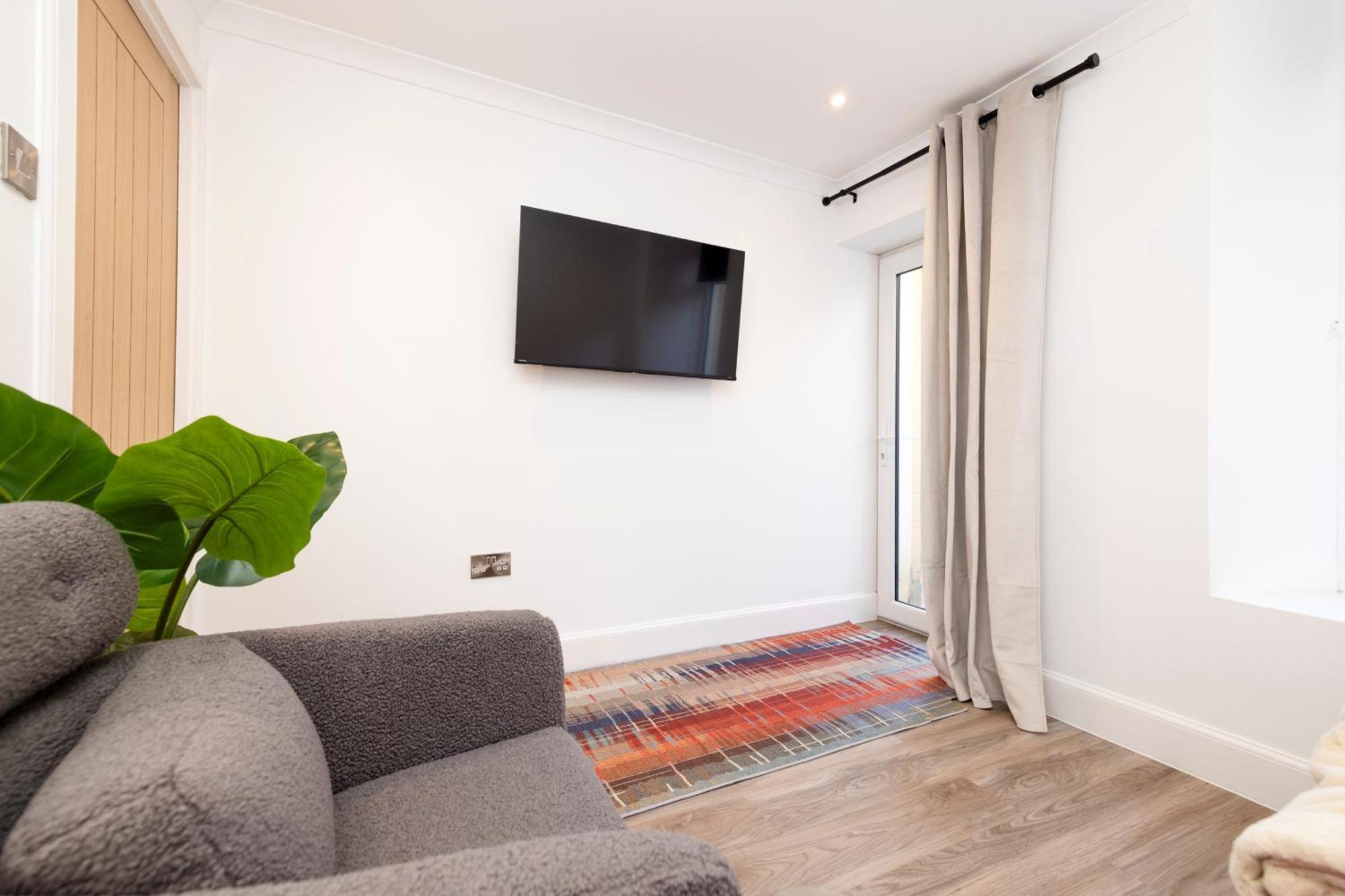 Joivy 3Br Flat In Haymarket With Free Parking 爱丁堡 外观 照片