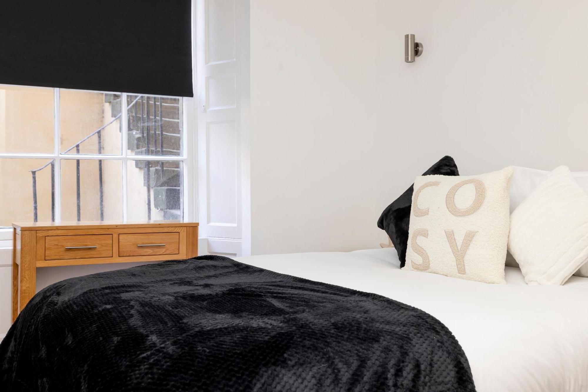 Joivy 3Br Flat In Haymarket With Free Parking 爱丁堡 外观 照片