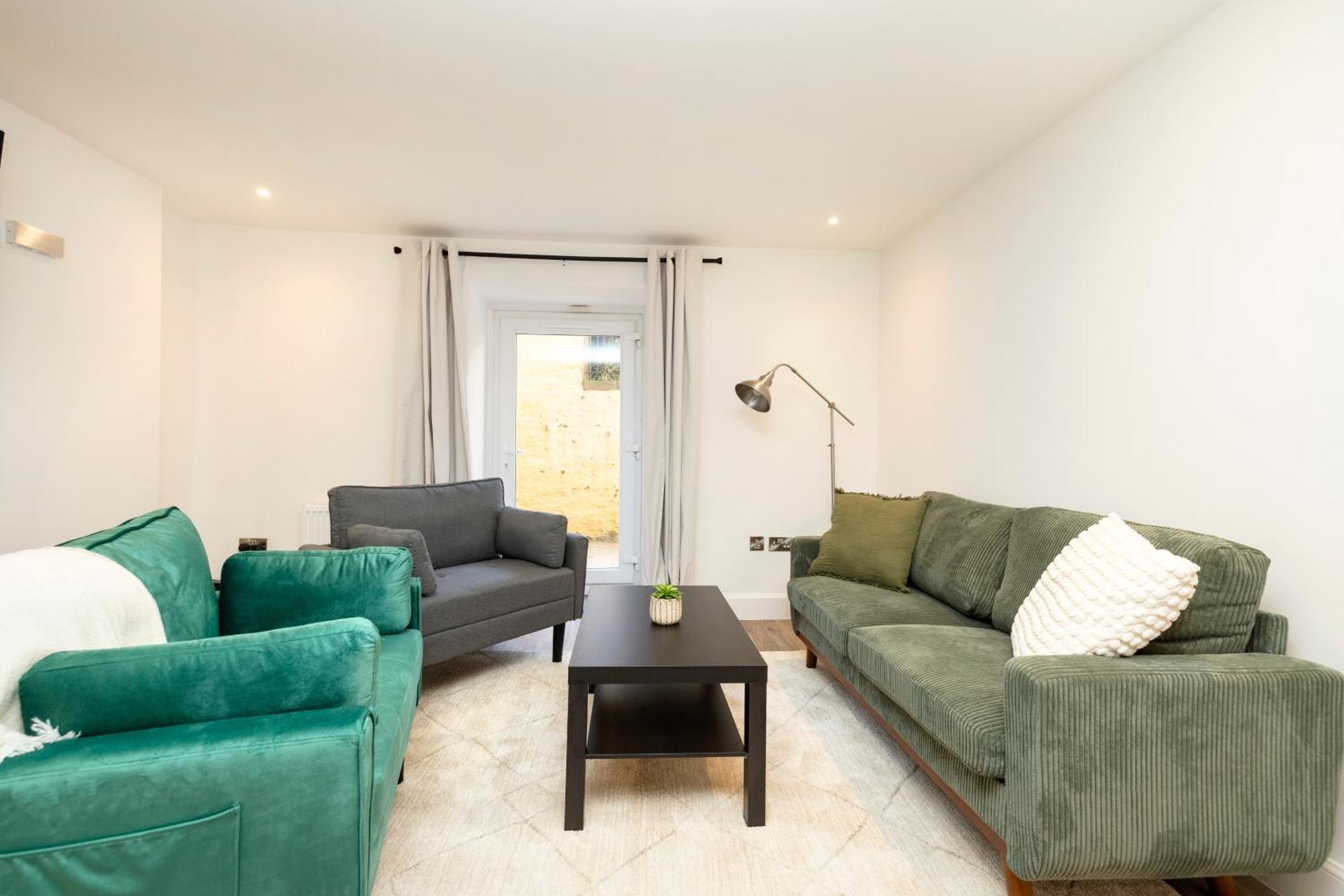 Joivy 3Br Flat In Haymarket With Free Parking 爱丁堡 外观 照片