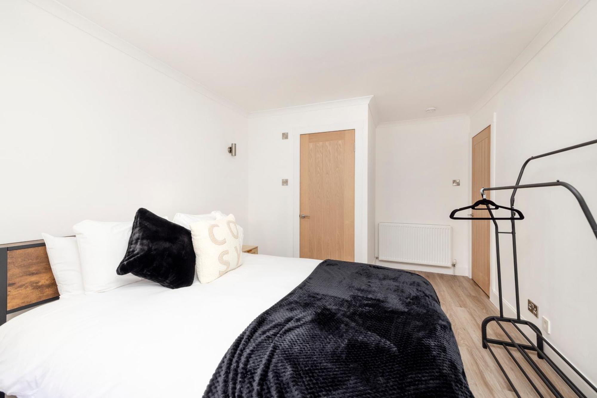 Joivy 3Br Flat In Haymarket With Free Parking 爱丁堡 外观 照片
