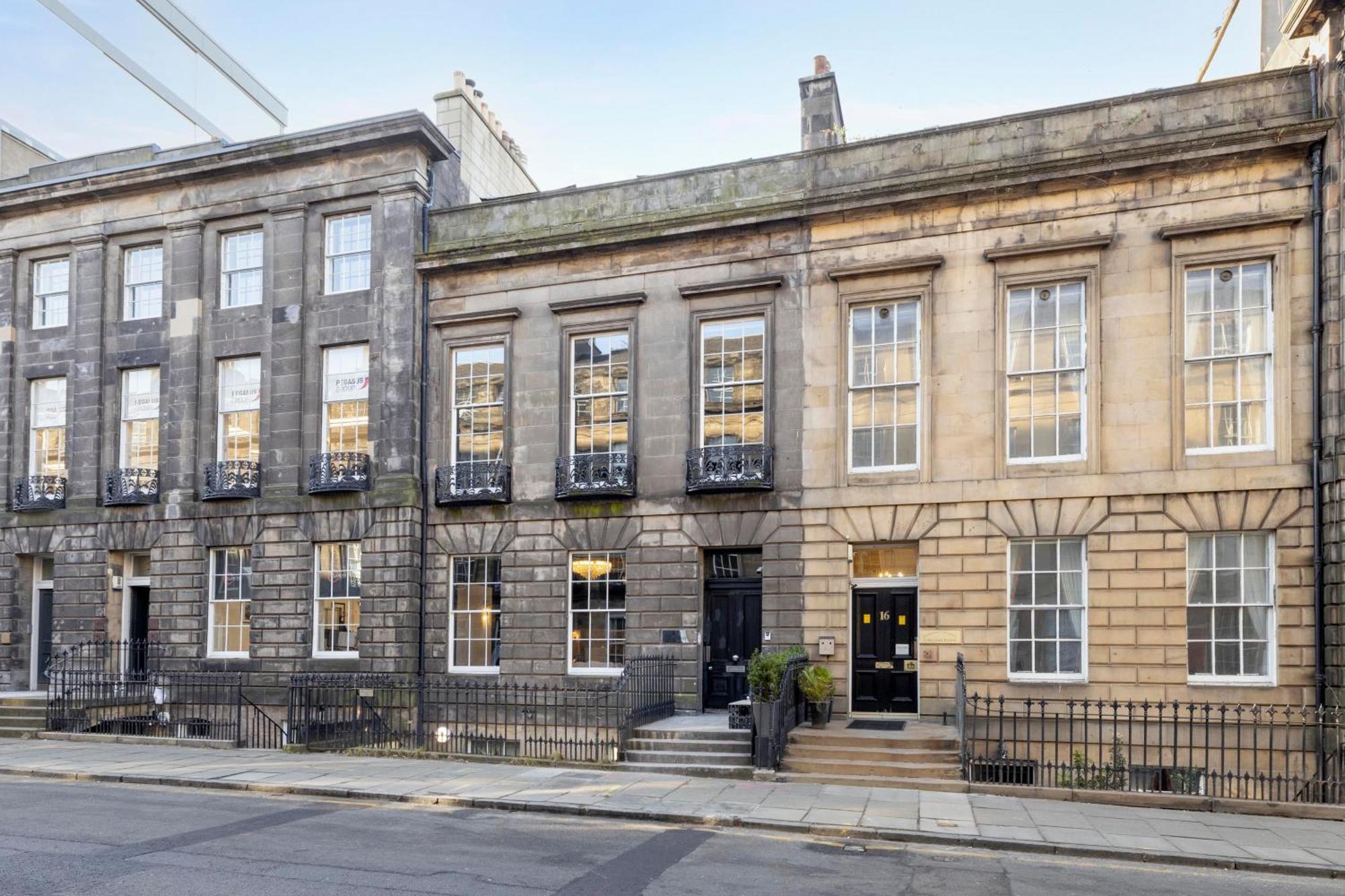 Joivy 3Br Flat In Haymarket With Free Parking 爱丁堡 外观 照片